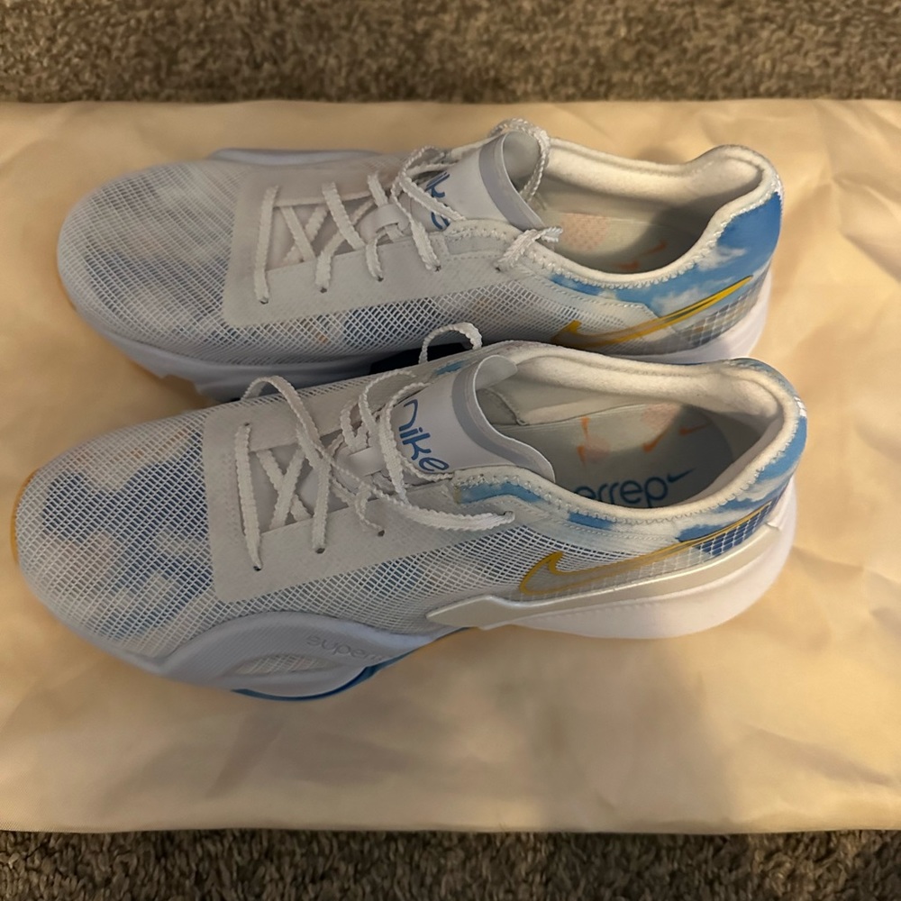 New Nike shoes-women’s